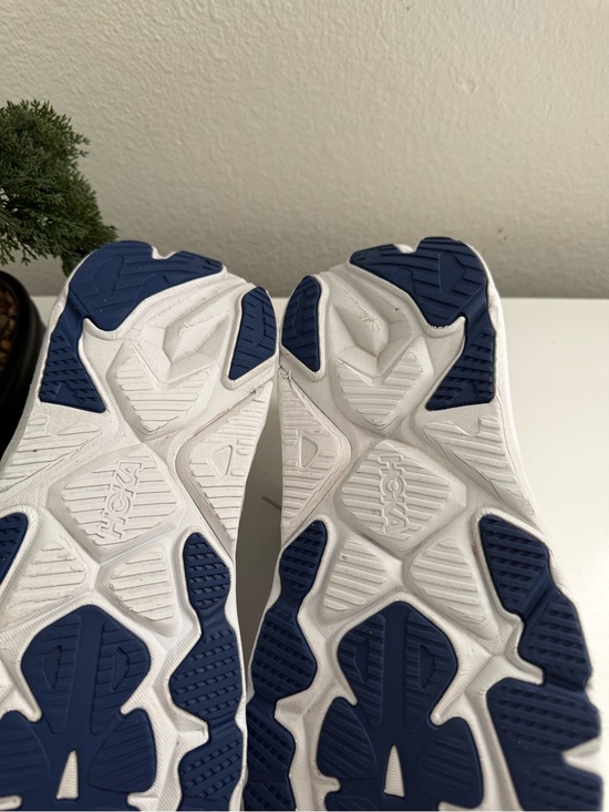 Hoka Arahi 8 Men size 13 White Athletic Shoe with Yellow Laces and Navy Logo main image 5